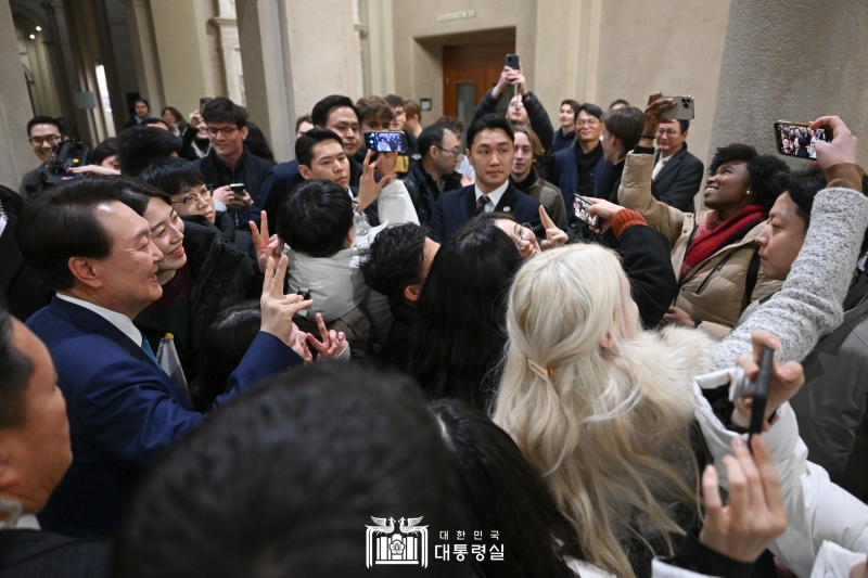 Nachdem Präsident Yoon mit einer Gruppe renommierter Quantenforscher an der Eidgenössischen Technischen Hochschule in Zürich getroffen hat, hat er mit den Studentinnen und Studenten ein Gruppenfoto gemacht. ⓒ Präsidialamt der Republik Korea