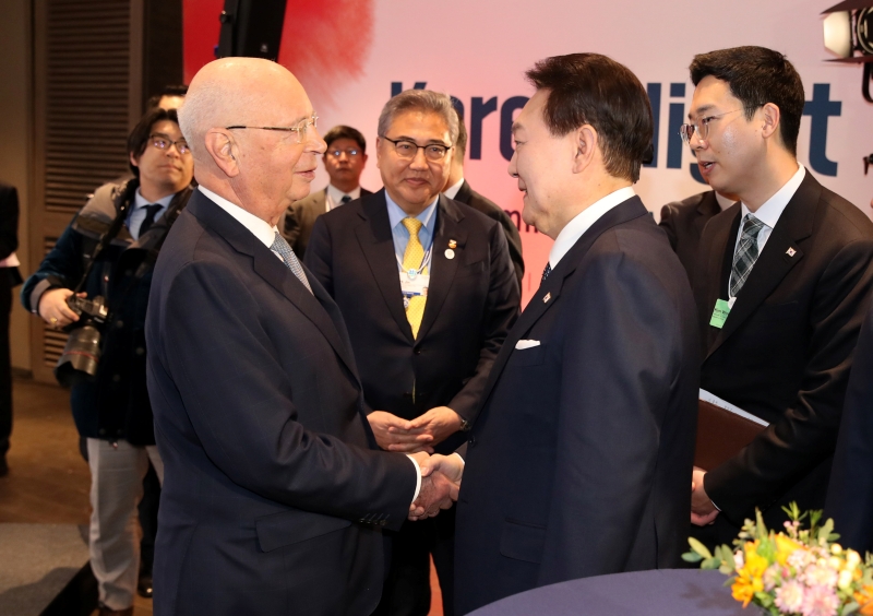 Am Rande der Veranstaltung ‚WEF Korea Night‘ in Davos hat sich der Präsident Yoon mit WEF-Chef Klaus Schwab unterhalten. Korea Night ist einer von Südkorea ausgerichteten Veranstaltung beim Jahrestreffen des WEF in Davos. In diesem Jahr hat der Präsident darum gebeten, die Bewerbung Südkoreas zur Ausrichtung der Weltausstellung 2030 zu unterstützen. ⓒ Yonhap News