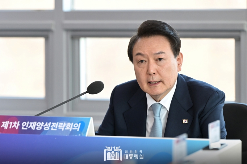 Präsident Yoon Suk Yeol ordnete an, schnell Rettungskräfte und medizinische Versorgung mit koreanischen Militärflugzeugen zu entsenden, nachdem ein verheerendes Erdbeben die Türkei und Syrien getroffen hatte. ⓒ Präsidialamt der Republik Korea