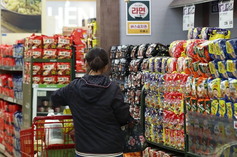 Eine Abteilung für Instant-Nudeln in einem großen Supermarkt in der Innenstadt von Seoul. ⓒ Yonhap News