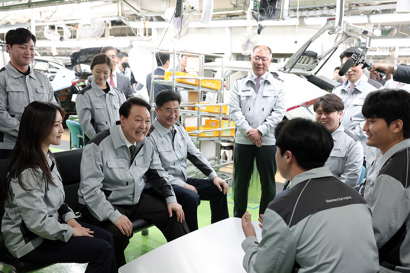 Am 11. April besichtigte Pr&auml;sident Yoon die Fabrikanlage von Kia Autoland in Hwaseong in der Provinz Gyeonggi-do und sprach mit Mitarbeitern, bevor der erste Spatenstich f&uuml;r eine Fabrik, bei der ausschlie&szlig;lich Elektrofahrzeuge produziert werden, erfolgte.