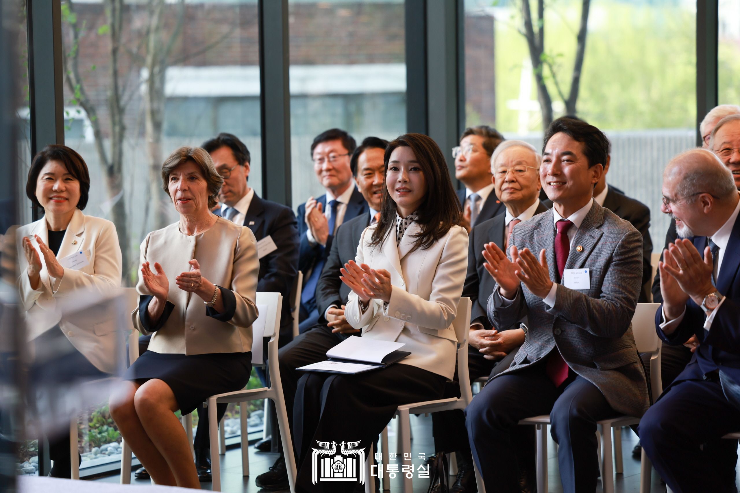 Bei der am 15. April abgehaltenen Eröffnungsfeier des neuen Gebäudes der französischen Botschaft in der Chungjeongno-Straße im Seouler Bezirk Seodaemun-gu applaudierte First Lady Kim Keon Hee (dritte von links). ⓒ Präsidialamt der Republik Korea