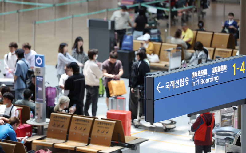 Passagiere checken am 18. Mai im Terminal 1 des Flughafens Incheon ein. ⓒ Yonhap News