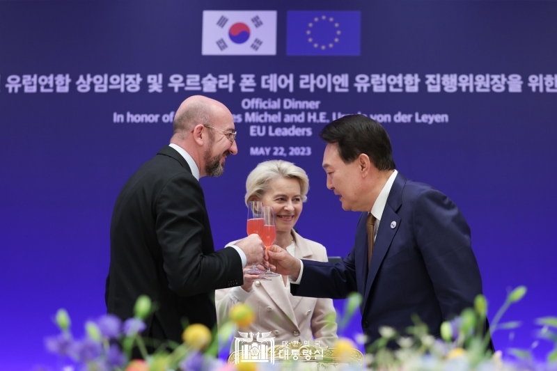 Präsident Yoon Suk Yeol (rechts) prostet am 22. Mai im Präsidialamt in Yongsan-gu von Seoul beim offiziellen Abendessen mit Charles Michel (links), dem Präsidenten des Europäischen Rates, und Ursula von der Leyen, der Präsidentin der Europäischen Kommission.