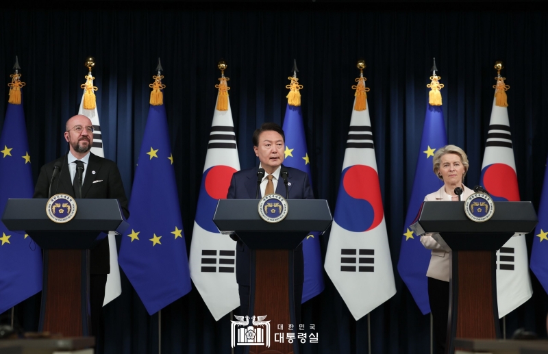 Präsident Yoon (Mitte) veröffentlichte am 22. Mai im Präsidialamt in Yongsan-gu von Seoul gemeinsame Pressemitteilungen mit Charles Michel, dem Präsidenten des Europäischen Rates, und Ursula von der Leyen, der Präsidentin der Europäischen Kommission.