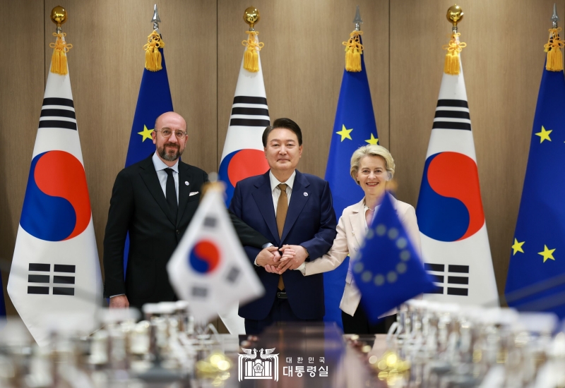 Präsident Yoon Suk Yeol (Mitte) macht am 22. Mai im Präsidialamt in Yongsan-gu von Seoul vor dem Gipfeltreffen zwischen Südkorea und der EU ein Erinnerungsfoto mit Charles Michel, dem Präsidenten des Europäischen Rates, und Ursula von der Leyen, der Präsidentin der Europäischen Kommission.