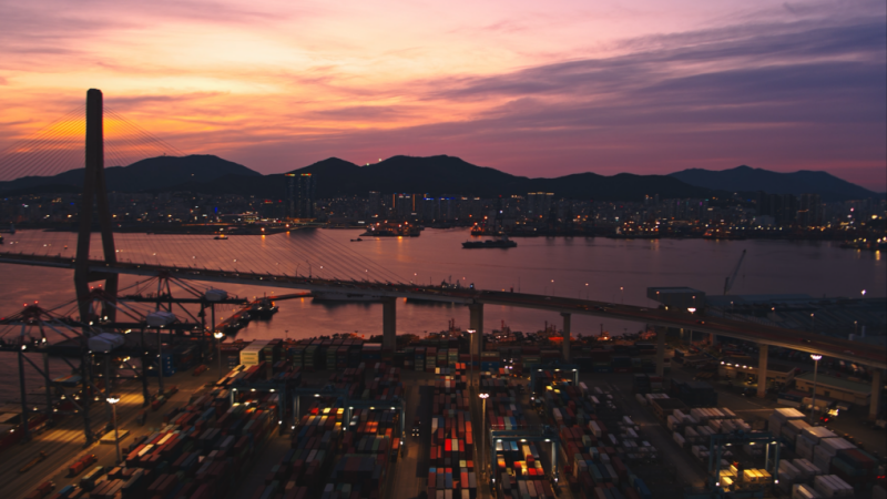 Foto vom Busan-Hafen aus der Sonderausstellung ,,Busan, eine lebendige Stadt, die zum Meer überleitet“, die das Koreanische Kulturzentrum in Frankreich ab 31. Mai veranstaltet. ⓒ Koreanisches Kulturzentrum in Frankreich 