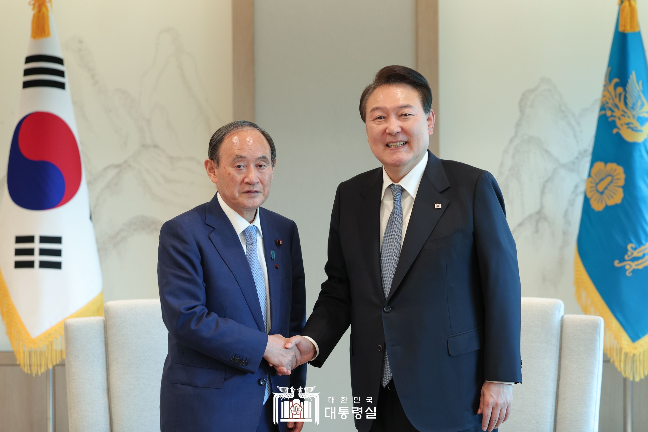 Präsident Yoon Suk Yeol und der ehemalige japanische Premierminister Yoshihide Suga (links) schütteln ihre Hände am 31. Mai im Präsidialamt in Yongsan-gu von Seoul. ⓒ Präsidialamt der Republik Korea