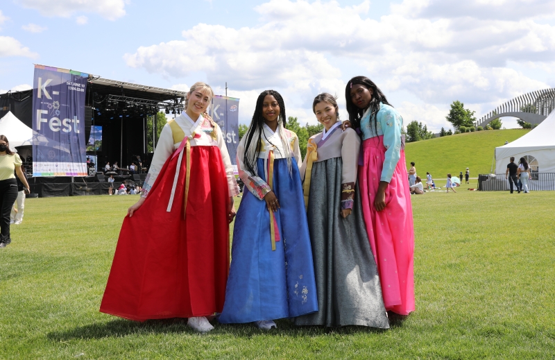 Teilnehmer im Hanbok am ,,K-Fest” im Lansdowne Park von Kanada am 10. Juni vom Koreanischen Kulturzentrum in Kanada machen ein Erinnerungsfoto