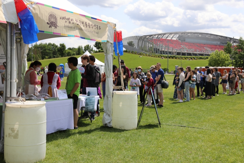 Teilnehmer stehen in der Reihe vor dem Stand von International of Traditional Korean Food beim ,,K-Fest“ am 10. Juni im Lansdowne Park in Ottawa von Kanada. 