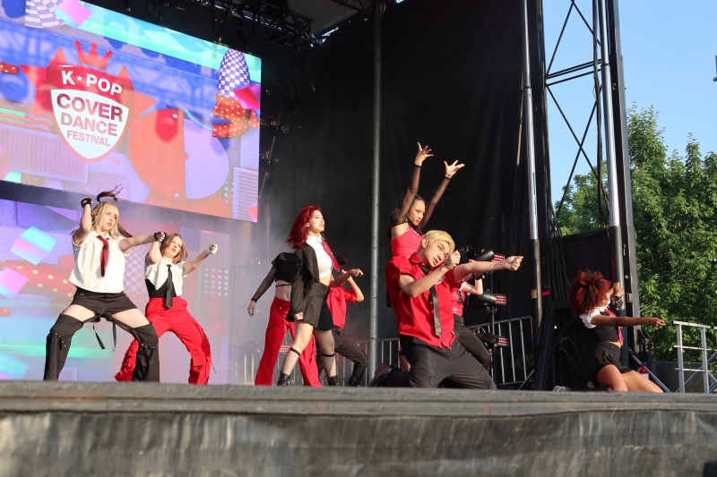 Ein Tanzteam gibt am 10. Juni in der Stadt Ottawa von Kanada eine Aufführung bei ,,2023 K-Pop Cover Dance Festival in Kanada“.