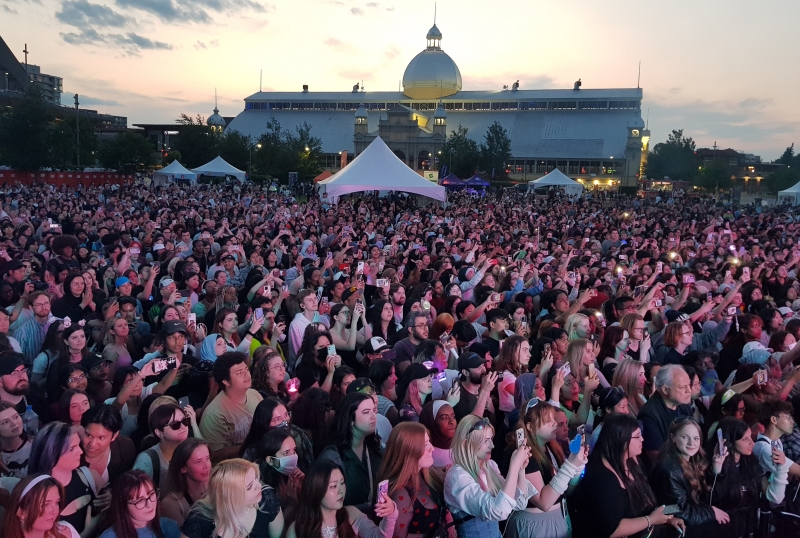 Besucher vom ,,K-Fest“ vom 10. Juni im Lansdowne Park in Ottawa von Kanada sehen ,,K-Pop Cover Dance Festival in Kanada“ und die Aufführung von Kingdom an.