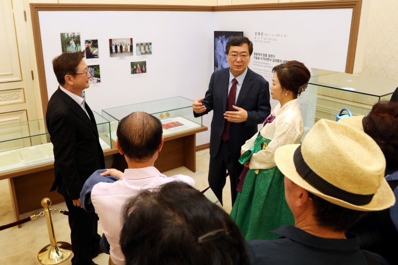 Kim Hong-eop, der Sohn von Kim Dae-jung und der Vorstandsvorsitzende vom Kim-Dae-jung-Friedenszentrum, und seine Ehefrau Sin Seon-ryeon besuchten am 17. Juni die Sonderausstellung „Die Geschichte unserer Präsidenten: Präsidenten waren hier“ im Hauptgebäude vom Cheong Wa Dae.