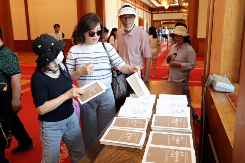 Besucher in der Ausstellung „Die Geschichte unserer Präsidenten: Präsidenten waren hier“ im Cheong Wa Dae sehen sich ausliegene Broschüren an.