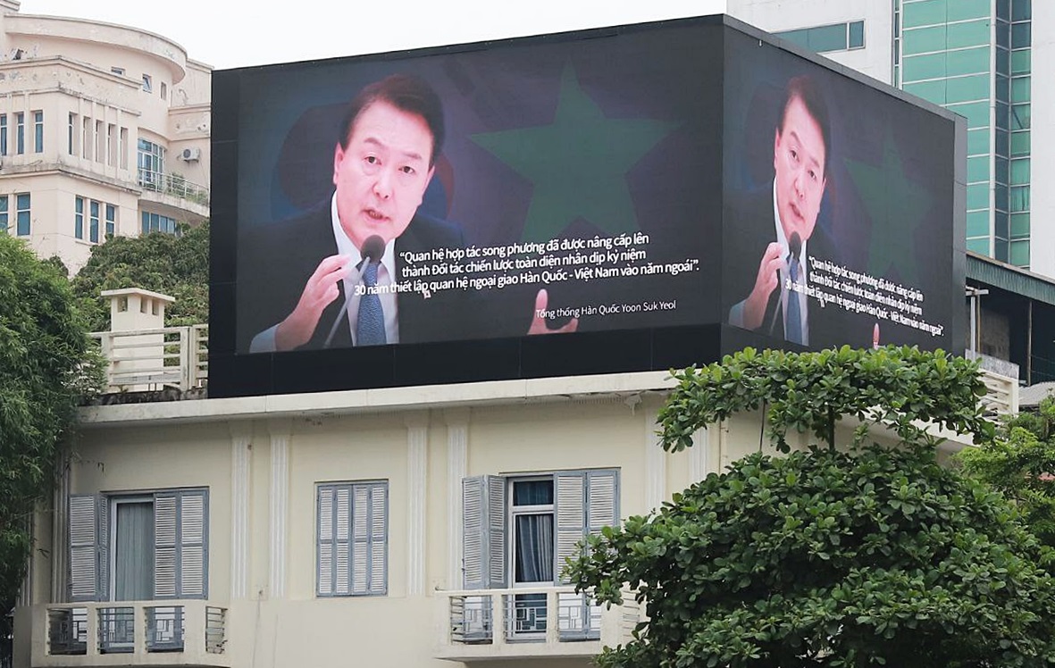 Anlässlich des Besuchs von Präsident Yoon Suk Yeol in Vietnam wurde ein Video mit dem Thema „Partner, die durch Austausch und Zusammenarbeit gemeinsam wachsen“ in der vietnamesischen Hauptstadt Hanoi vorgeführt. 