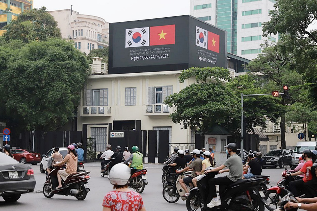 Das Video zur Erinnerung an den Besuch von Präsident Yoon in Veitnam auf dem LED-Bildschirm auf dem Dach des Koreanischen Kulturzentrums
