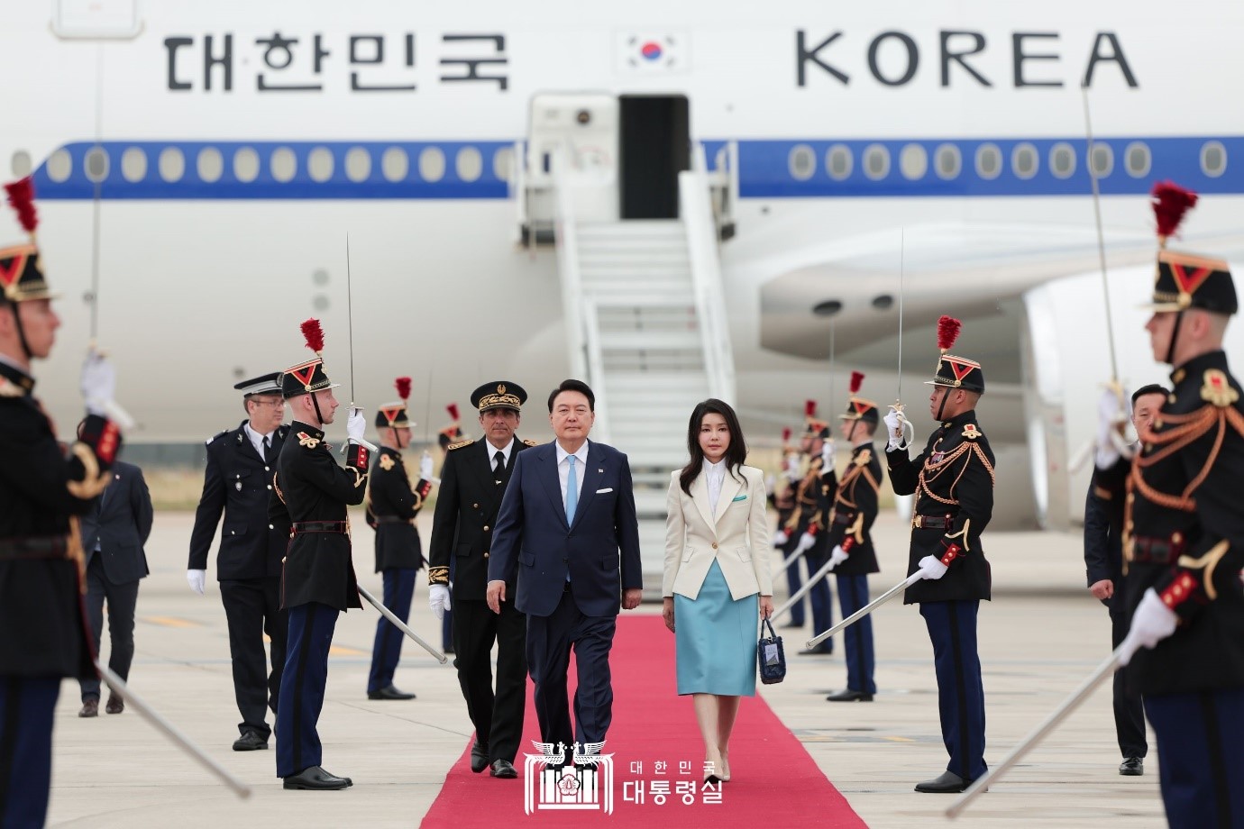 ▲ Präsident Yoon Suk Yeol und seine Gattin Kim Keon Hee trafen am 19. Juni im Flughafen Orly in Paris ein und schritten die Ehrenkompanie ab.