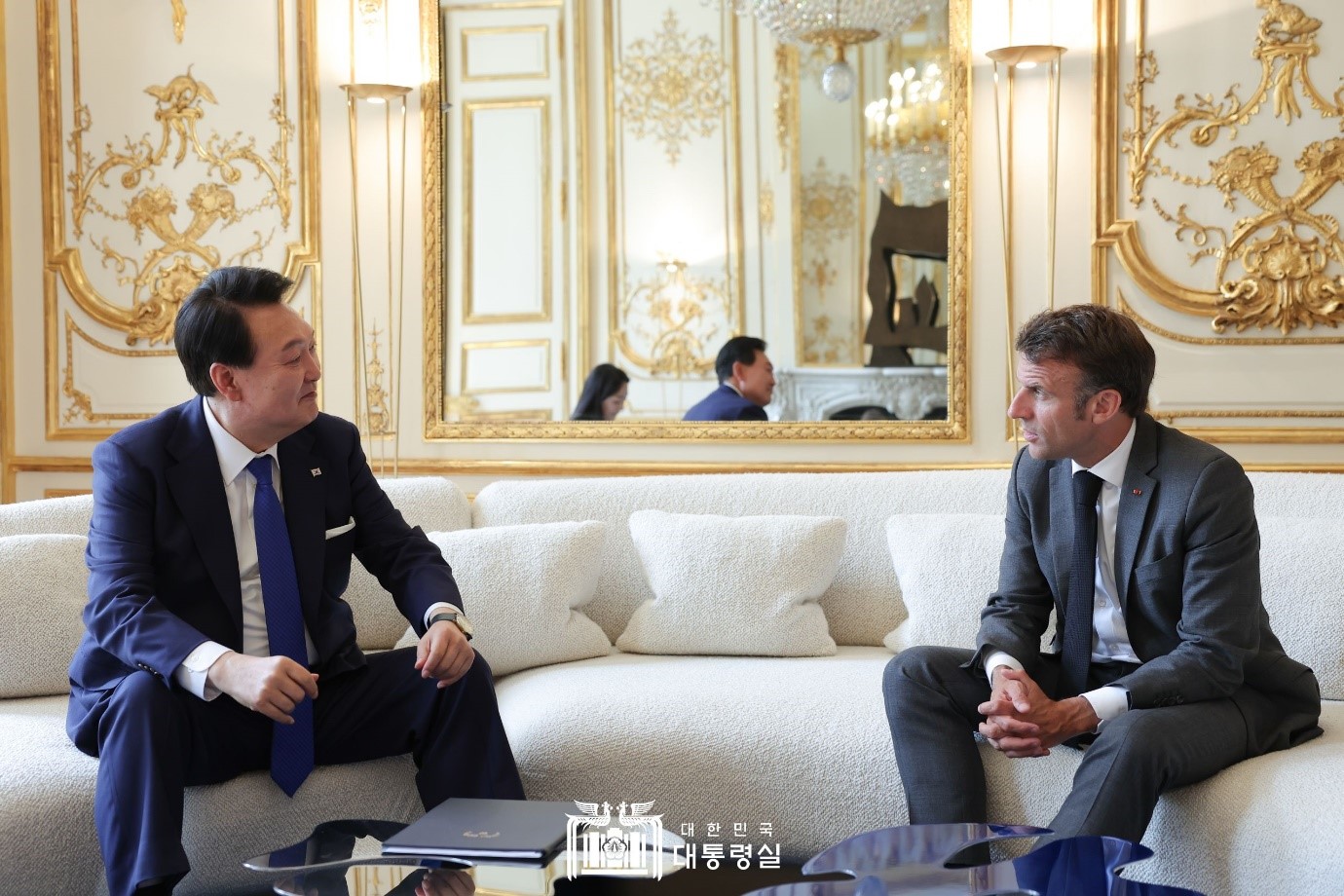 Präsident Yoon (links) und der französische Präsident Emmanuel Macron führten am 20. Juni im Élysée-Palast in Paris das Gipfeltreffen zwischen Südkorea und Frankreich. Beim Gipfeltreffen verständigten sie sich über die Erweiterung der gegenseitigen Investition im Bereich für Sekundärbatterien und Batterien sowie die Verstärkung der bilateralen Zusammenarbeit auf Basis vom solidarischen Wert.