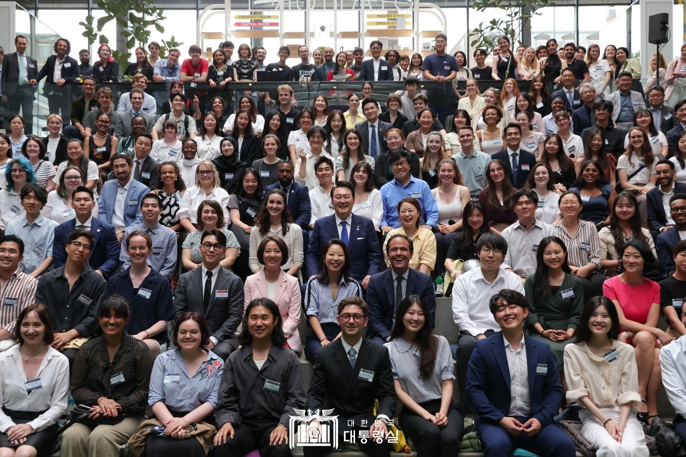 Präsident Yoon machte am 20. Juni ein Erinnerungsfoto mit Teilnehmenden beim „Gespräch mit innovativen nächsten Generationen von Südkorea und Frankreich“ im Station F, dem größten Startup-Campus in Paris. Dabei waren etwa 300 junge Menschen aus Südkorea und Frankreich anwesend.