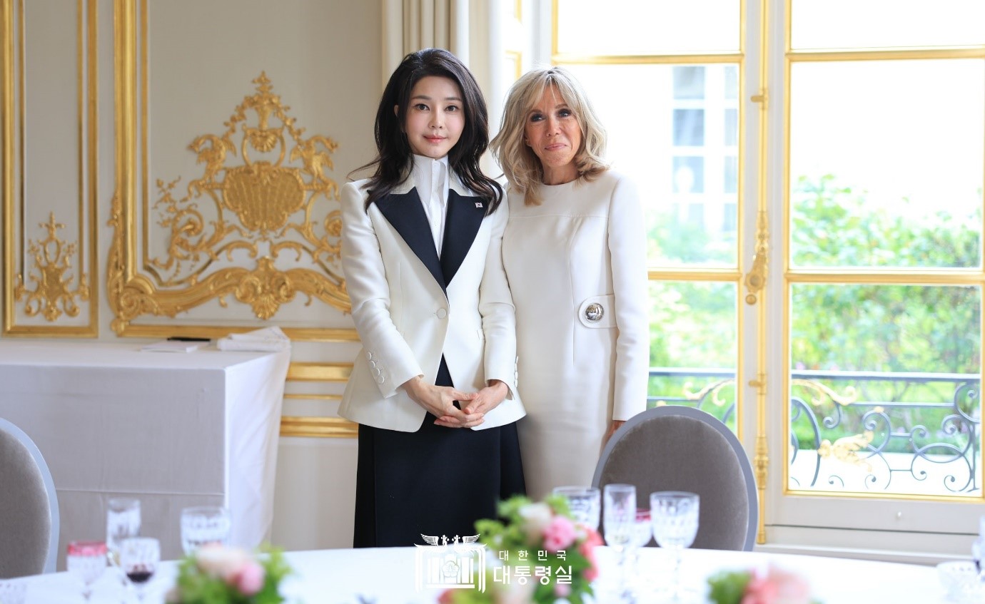 Kim Keon Hee (links), die Gattin von Präsident Yoon, nahm am 20. Juni im Élysée-Palast am Mittagessen mit Brigitte Macron, der Ehefrau vom französischen Präsidenten Macron, teil. Kim sagte angesichts des gegenseitigen Interesses von Südkorea und Frankreich an Kultur und Kunst über die Erweiterung des Austauschs und Macron schlug die Zusammenarbeit für die Ausstellung im Pompidou-Zentrum in Seoul vor.