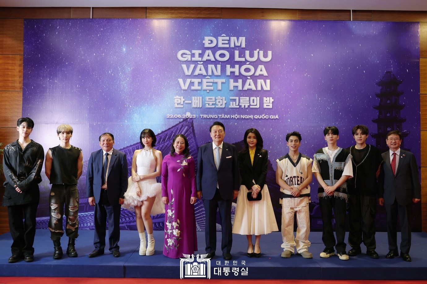 Präsident Yoon (Mitte) und seine Gattin Kim (Siebte von links) machten am 22. Juni ein Erinnerungsfoto bei der Veranstaltng „Nacht für den Kulturaustausch zwischen Südkorea und Vietnam“ im Vietnam National Convention Center mit dem vietnamesischen Vizepräsidenten Võ Thị Ánh Xuân (Fünfte von links) und Sängern aus Südkorea und Vietnam. Dabei waren etwa 3.000 Menschen wie Zuständige aus der südkoreanischen und vietnamesischen Regierung und Unternehmen, vietnamesische Hallyu-Fans, koreanische Studierende sowie Studierende in koreanischen Bildungseinrichtungen. Diese Veranstaltung wurde abgehalten, um die kulturelle Sympathie beider Länder zu verstärken und die Freundschaft von nächsten Generationen zu fördern.