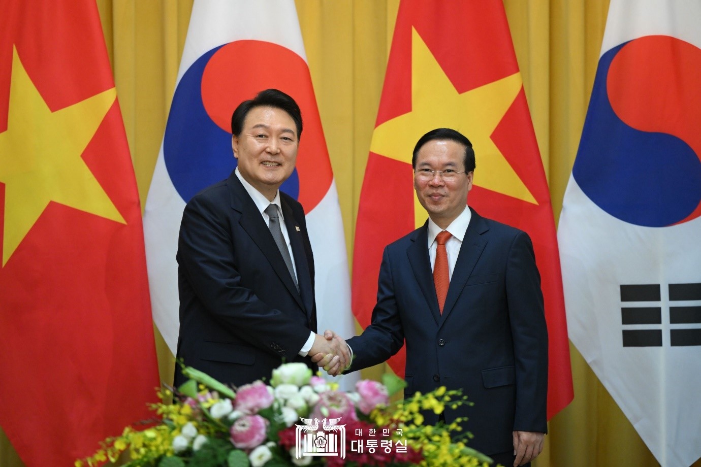 Präsident Yoon schüttelte sich am 23. Juni seine Hände mit dem vietnamesischen Staatsoberhaupt Võ Văn Thưởng beim Gipfeltreffen zwischen Südkorea und Vietnam im Phủ Chủ tịch-Palast in Hanoi. Dabei wurde die Verstärkung der Zusammenarbeit für die Lieferketten von wichtigen Mineralien und der Wirtschaftszusammenarbeit, um im Jahr 2030 das Handelsvolumen in Höhe von 150 Milliarden Dollar zu erreichen, versprochen. Daneben verständigten sie sich darüber, die Verwendung vom internationalen Führerschein in beiden Ländern anzuerkennen. Sie schossen bei der gemeinsamen Presseerklärung 17 Absichtserklärungen wie Aktionsplan für die Umsetzung von der „umfassenden strategischen Partnerschaft“ ab.