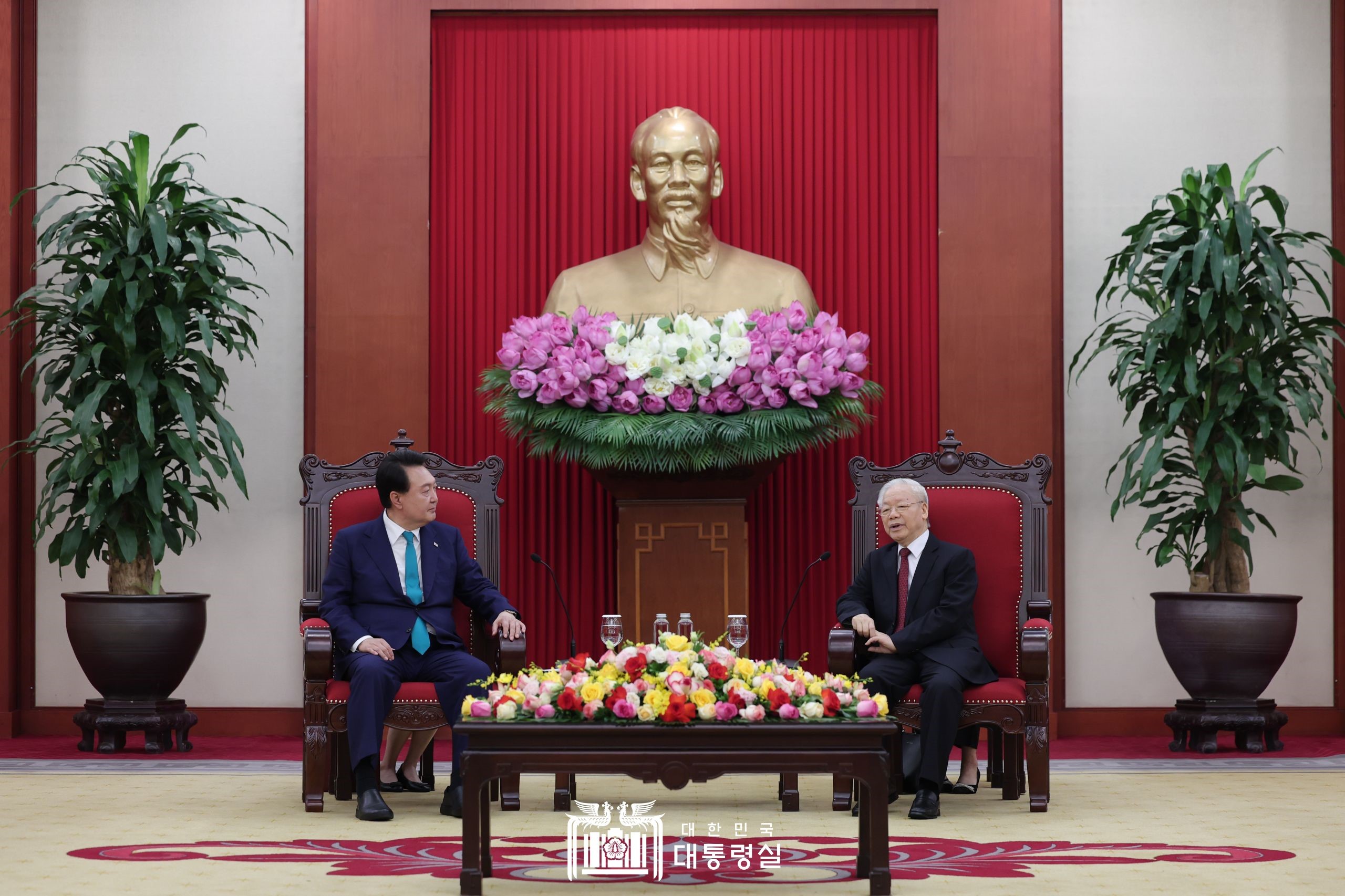 Präsident Yoon (links) sprach am 23. Juni im Parteibüro der kommunistischen Partei mit Nguyễn Phú Trọng, dem Generalsekretär der kommunistischen Partei. Es ist das erste Mal, dass sich Präsident Yoon mit dem Generalsekretär Nguyễn Phú Trọng traf. Yoon betonte: „Der menschlische Austausch und die Ausbildung müssen für die neue Zusammenarbeit in den nächsten 30 Jahren auf den Bereich Spitzentechnologien erweitert werden.“ Darauf sagte der vietnamesische Generalsekretär: „Südkorea macht rasche Fortschritte immer weiter. In diesem Sinne ist das Land ein bestes Vorbild für Vietnam. Ich hoffe, viele vietnamesische junge Menschen von Südkorea vieles lernen können.“