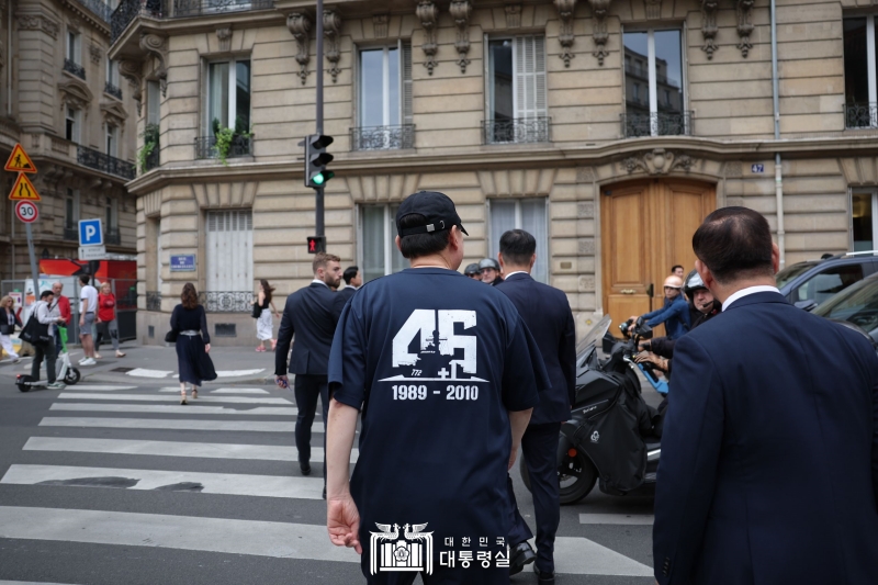 Präsident Yoon Suk Yeol machte am 20. Juni mit einer Mütze und einem T-Shirt, das der Cheonan-Katastrophe gedenkt, einen Sparziergang im Monceau-Pari vor seinem Hotel 30 Minuten lang. 