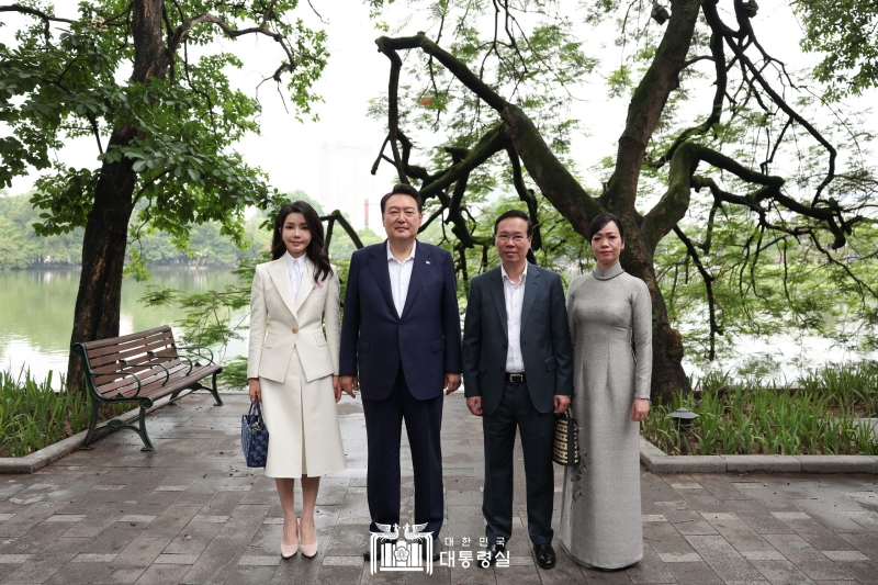 Präsident Yoon (Zweiter von links) und seine Gattin Kim (Erster von links) machten am 24. Juni ein Erinnerungsfoto mit dem Ehepaar vom vietnamesischen Staatsoberhaupt Võ Văn Thưởng. Sie bekräftigten ihren Willen, die Freundschaft und die Partnerschaft beider Länder in den letzten 30 Jahren weiter zu entwickeln.