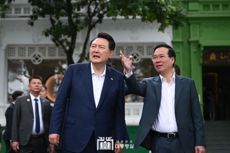 Präsident Yoon machte am 24. Juni einen Sparziergang am Hoan Kiem-Seeufer und hörte die Erkläfung vom vietnamesischen Staatsoberhaupt Võ Văn Thưởng.