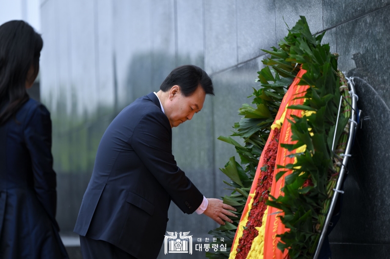 Präsident Yoon und seine Gattin Kim legten am 23. Juni einen Kranz am Grabe von Hồ Chí Minh in Hanoi. Auf der Außenwand wurde eine rote Schleife mit der Schrift „Yoon Suk Yeol, Präsident der Republik Korea“ auf Koreanisch und Vietnamesisch gehängt.
