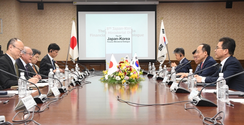 Choo Kyung-ho, der südkoreanische Minister für Wirtschaft und Finanzen und Vizeministerpräsident für Wirtschaft (Zweiter von rechts), und der japanische Finanzminister Shunichi Suzuki führen am 29. Juni im Finanzamt in Tokio „die achte Finanzministerkonferenz zwischen Südkorea und Japan“.