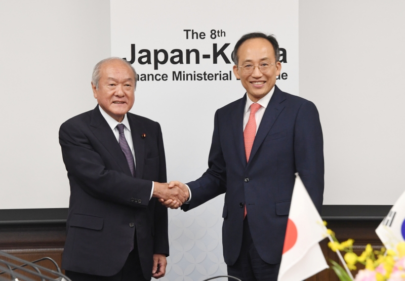 Choo Kyung-ho, der südkoreanische Minister für Wirtschaft und Finanzen und Vizeministerpräsident für Wirtschaft (rechts), und der japanische Finanzminister Shunichi Suzuki schütteln am 29. Juni ihre Hände bei der „achten Finanzministerkonferenz zwischen Südkorea und Japan“ im Finanzamt in Tokio.