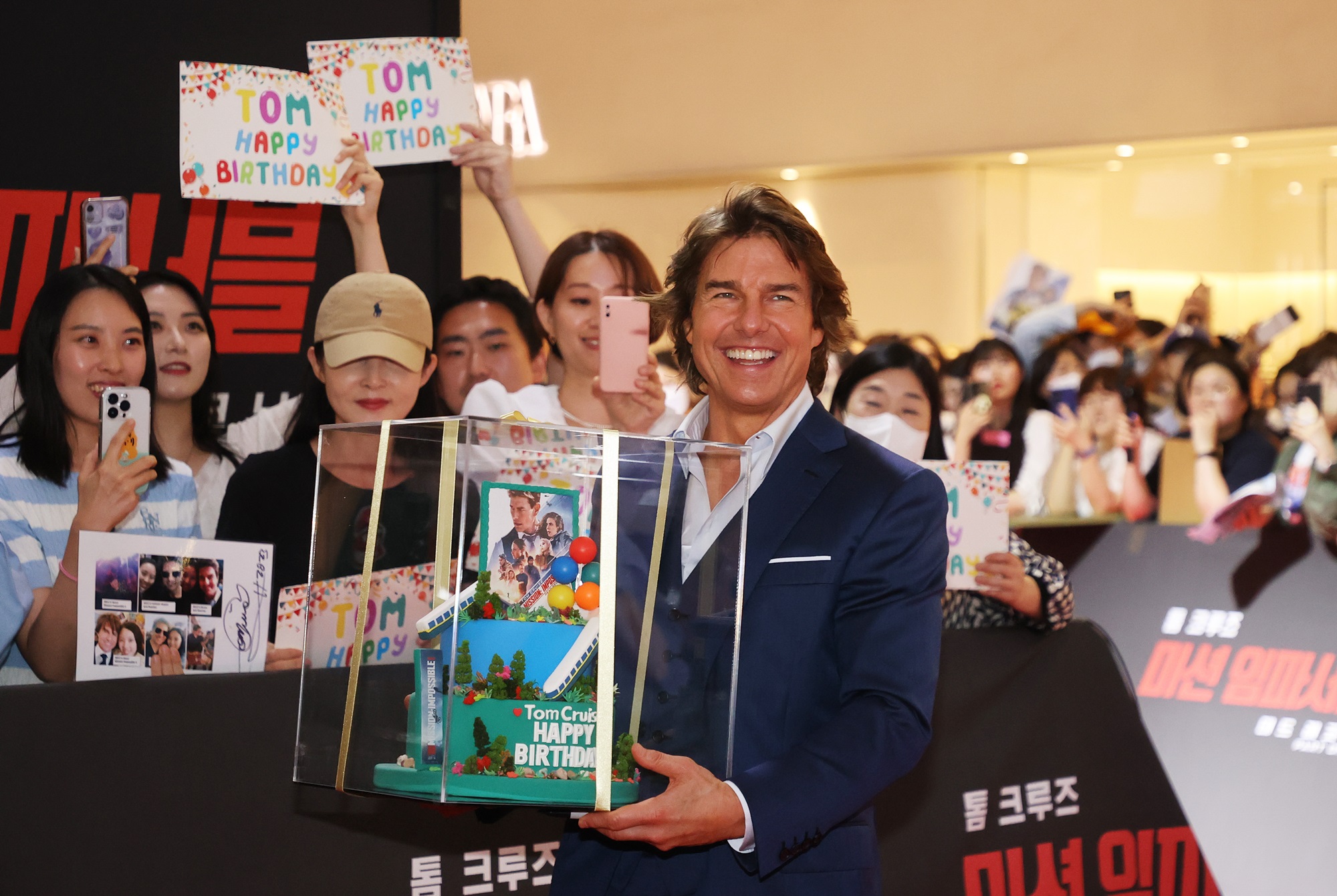 Schauspieler Tom Cruise nahm am 29. Juni in der Lotte World Mall im Bezirk Songpa-gu von Seoul an der Roten-Teppich-Veranstaltung anlässlich der Uraufführung des Films „Mission: Impossible – Dead Reckoning Part One (Mission Impossible 7)“ teil und bekam seinen Geburtstagskuchen von Fans. ⓒ Yonhap News
