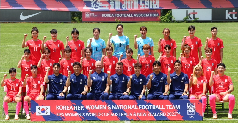 2023 국제축구연맹(FIFA) 호주·뉴질랜드 월드컵에 출전하는 여자 축구 대표팀 선수들이 7일 오후 경기 파주시 국가대표팀트레이닝센터(NFC)에서 출정 사진 촬영을 하고 있다. 조별리그 H조에 속한 대표팀은 25일 콜롬비아, 30일 모로코, 다음 달 3일 독일과 결전을 치른다. 연합뉴스