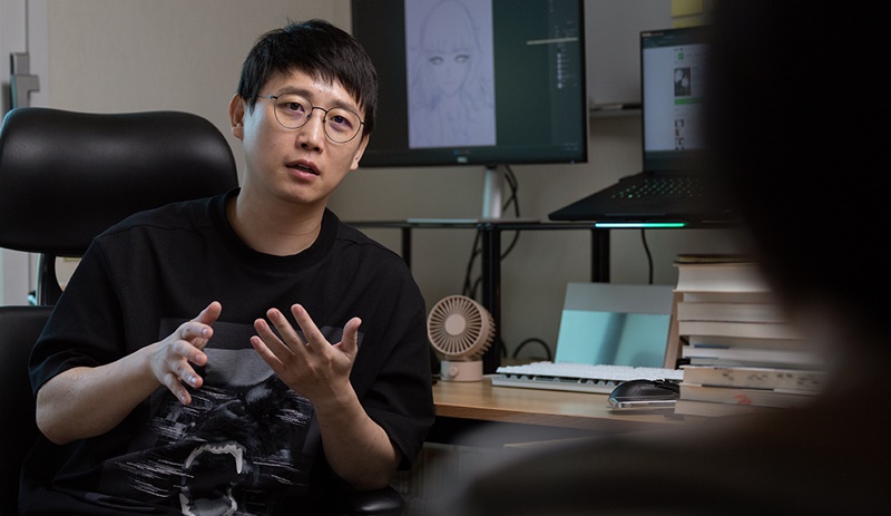 Der Webtoon-Autor Hwang Junho führt am 7. Juli in seiner Werkstatt in Yongsan-gu in Seoul ein Interview mit Korea.net ⓒ Lee Jun Young/korea.net