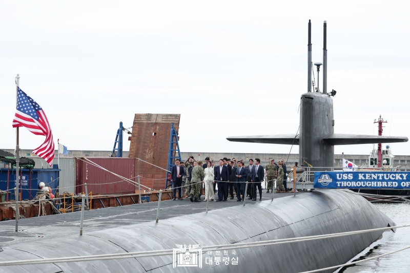 Präsident Yoon Suk Yeol und seine Gattin Kim Keon Hee stiegen am 19. Juli ins SSBN-737 im Marinestützpunkt im Flottenkommando in Nam-gu in Busan.
