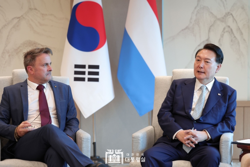 Präsident Yoon Suk Yeol (rechts) führte am 25. Juli im Präsidialamt in Yongsan-gu in Seoul das Gespräch mit dem luxemburgischen Premierminister Xavier Bettel. 