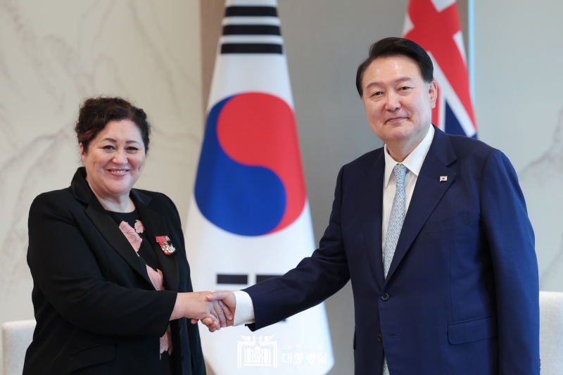 Präsident Yoon Suk Yeol (rechts) schüttelte am 25. Juli seine Hände mit der neuseeländischen Generalgouverneurin Cindy Kiro im Präsidialamt in Yongsan-gu in Seoul vor dem Gespräch.