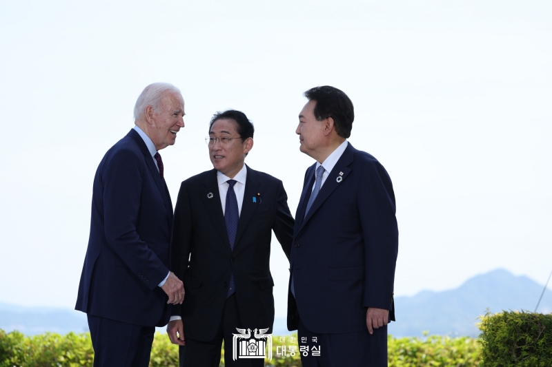 Präsident Yoon Suk Yeol (rechts) unterhielt sich am 21. Mai mit dem US-amerikanischen Präsidenten Joe Biden (links) und dem japanischen Ministerpräsidenten Fumio Kishida vor dem Gipfeltreffen zwischen Südkorea, Japan und den USA in Hiroshima. ⓒ Präsidialamt der Republik Korea 