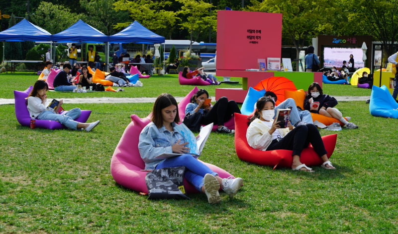 Die Seoul-Bibliothek erklärte am 27. August, dass sie von der International Federation of Library Associations and Institutions (IFLA) den Preis „Beste Grüne Bibliothek“ erhielt. Foto von „Seoul Outdoor Library“ am Seoul Plaza im Bezirk Jung-gu, Seoul. 