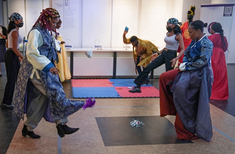 Bei der Veranstaltung für Chuseok im koreanischen Kulturzentrum in Nigeria genossen die Teilnehmer am 13. September das traditionelle Spiel Jegichagi (Kicken eines Federballs mit dem Fuß). ⓒ Koreanisches Kulturzentrum in Nigeria