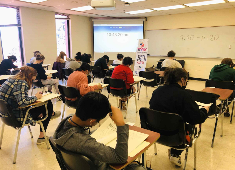 Der TOPIK-Test wird ab dem nächsten Jahr zweimal mehr durchgeführt. Foto von Ausländern, die am 9. April 2022 am 81. TOPIK-Test an der Kansas-Universität in Kansas von den USA teilnahmen. ⓒ Chicago Korean Education Center