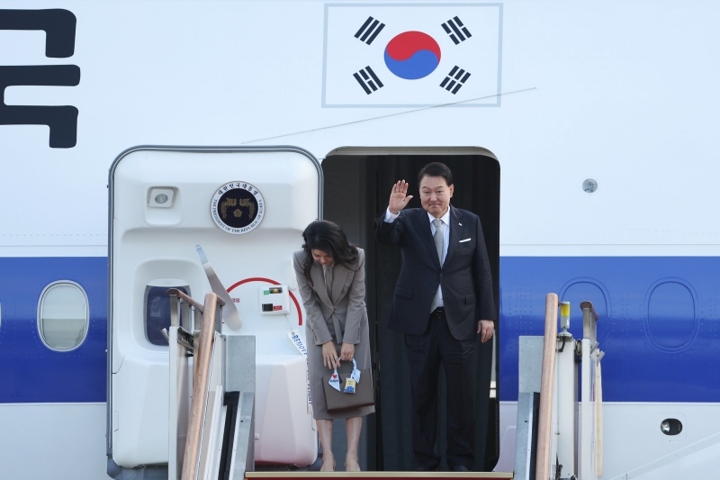 Präsident Yoon Suk Yeol besucht als erster südkoreanischer Präsident vom 21. bis zum 26. Oktober Saudi-Arabien und Katar. Foto von Präsident Yoon und seiner Gattin Kim Keon Hee, die sich am 17. September am Seouler Flughafen in Seongnam für ihren Besuch in New York in den USA grüßend verneigten. ⓒ Kim Sunjoo/korea.net 