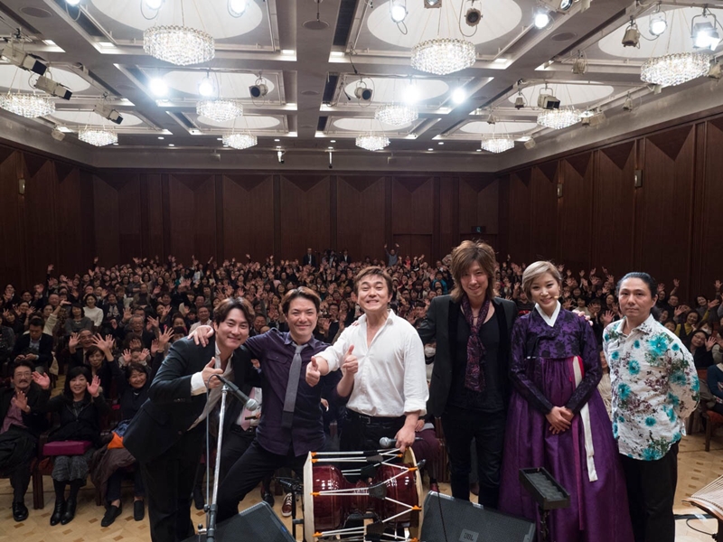 Min yongchi (Dritter von links) machte am 2. Dezember 2015 in Tokio ein Erinnerungsfoto nach dem Konzert mit „Shinhanak X Trisonic“. ⓒ Min yongchi