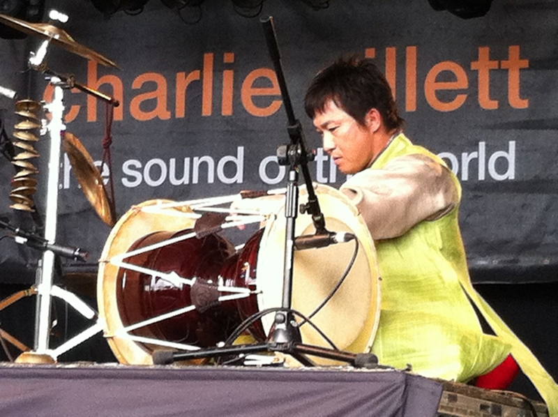 Ｍin yongchi präsentierte vom 9. bis zum 12. März 2012 beim „World of Music and Dance“ in New Plymouth in Neuseeland seine Aufführungen mit Janggu (engtaillierter Trommel). ⓒ Min yongchi