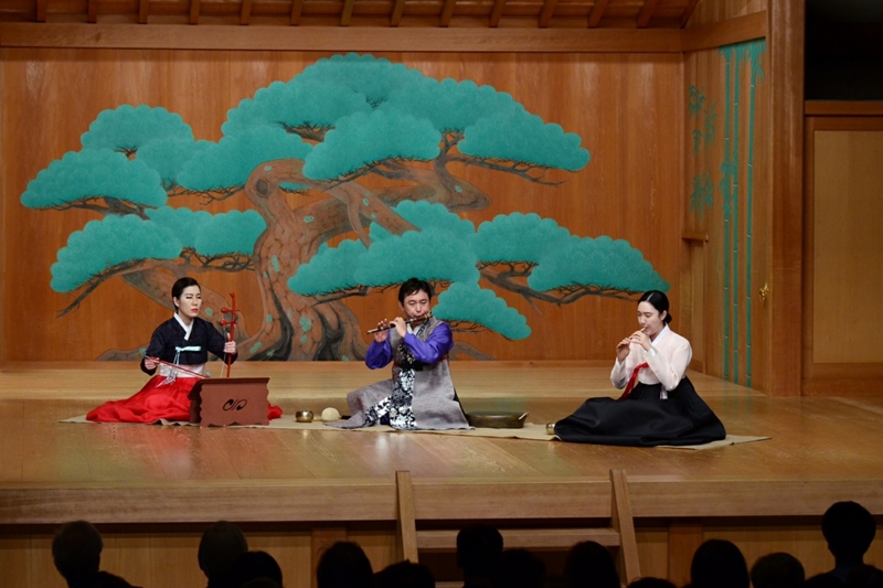 Min yongchi (Mitte) spielte am 20. April 2019 Daegeum (traditionelles koreanisches Holzblasinstrument)bei der Auführunge „Manhangga“ im National Noh Theatre in Shibuya in Tokio von Japan. ⓒ Min yongchi