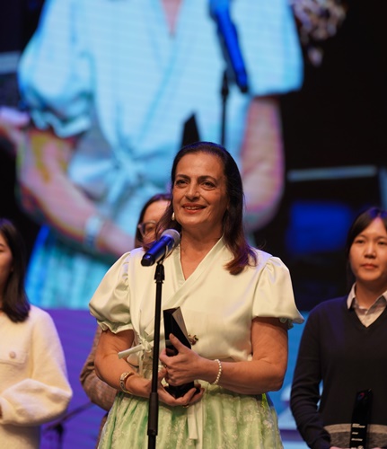 Die Ehrenberichterstatterin Nathalie Fisz aus Frankreich, die als die beste Ehrenberichterstatterin für das Jahr 2023 ausgewählt wurde, erklärte am 4. November nach der Preisverleihung beim „2023-wave Festival“ im Daloreum Theater im National Theater of Korea im Bezirk Jung-gu in Seoul.