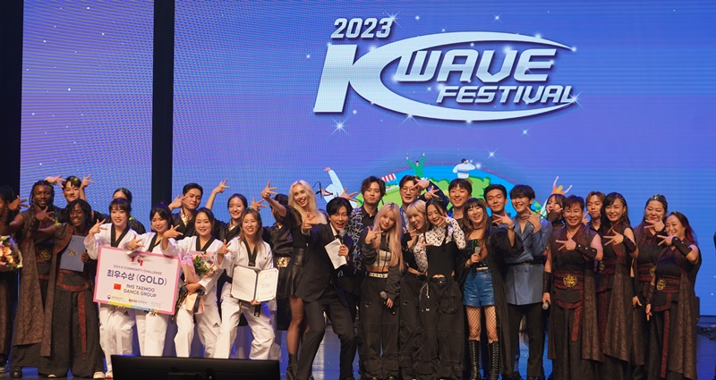 Am 4. November machten die Teilnehmer von „K-Community Challenge“ beim „2023-wave Festival“ im Daloreum Theater im National Theater of Korea im Bezirk Jung-gu ein Erinnerungsfoto.