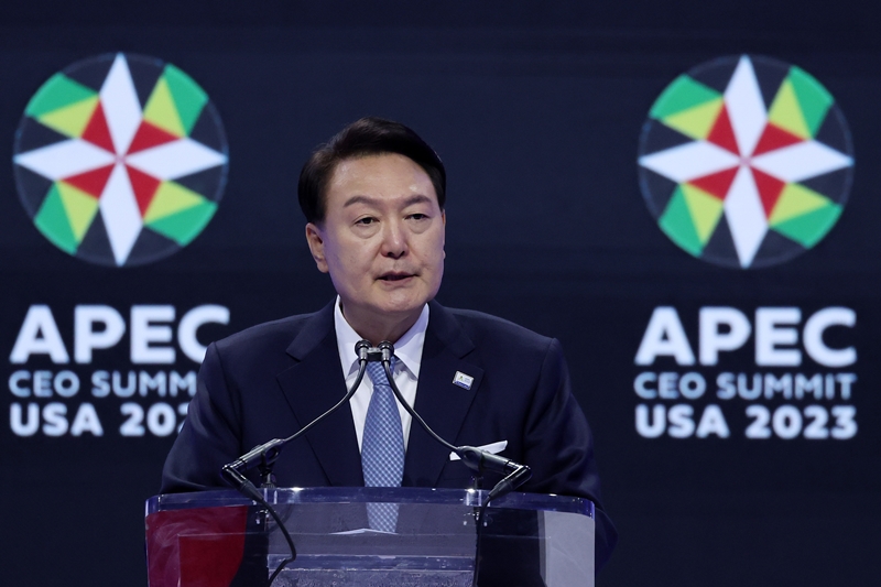 Der südkoreanische Präsident Yoon Suk Yeol spricht am 15. November 2023 auf dem Gipfeltreffen der Unternehmensleiter des Asiatisch-Pazifischen Forums für wirtschaftliche Zusammenarbeit im Moscone Center in San Francisco. © Yonhap News
